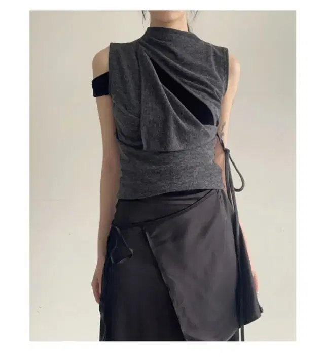 아델리오 troi cut out sleeveless