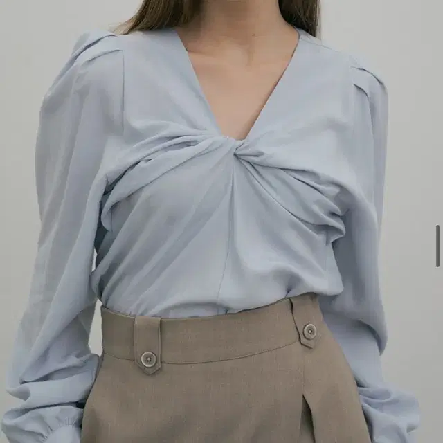 아워코모스 790 ribbon twisted draping blouse