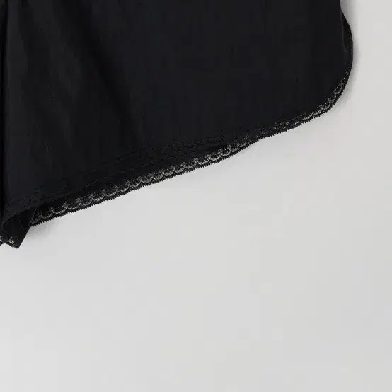 아뜰리에에디션 Lace Detail Shorts (black)