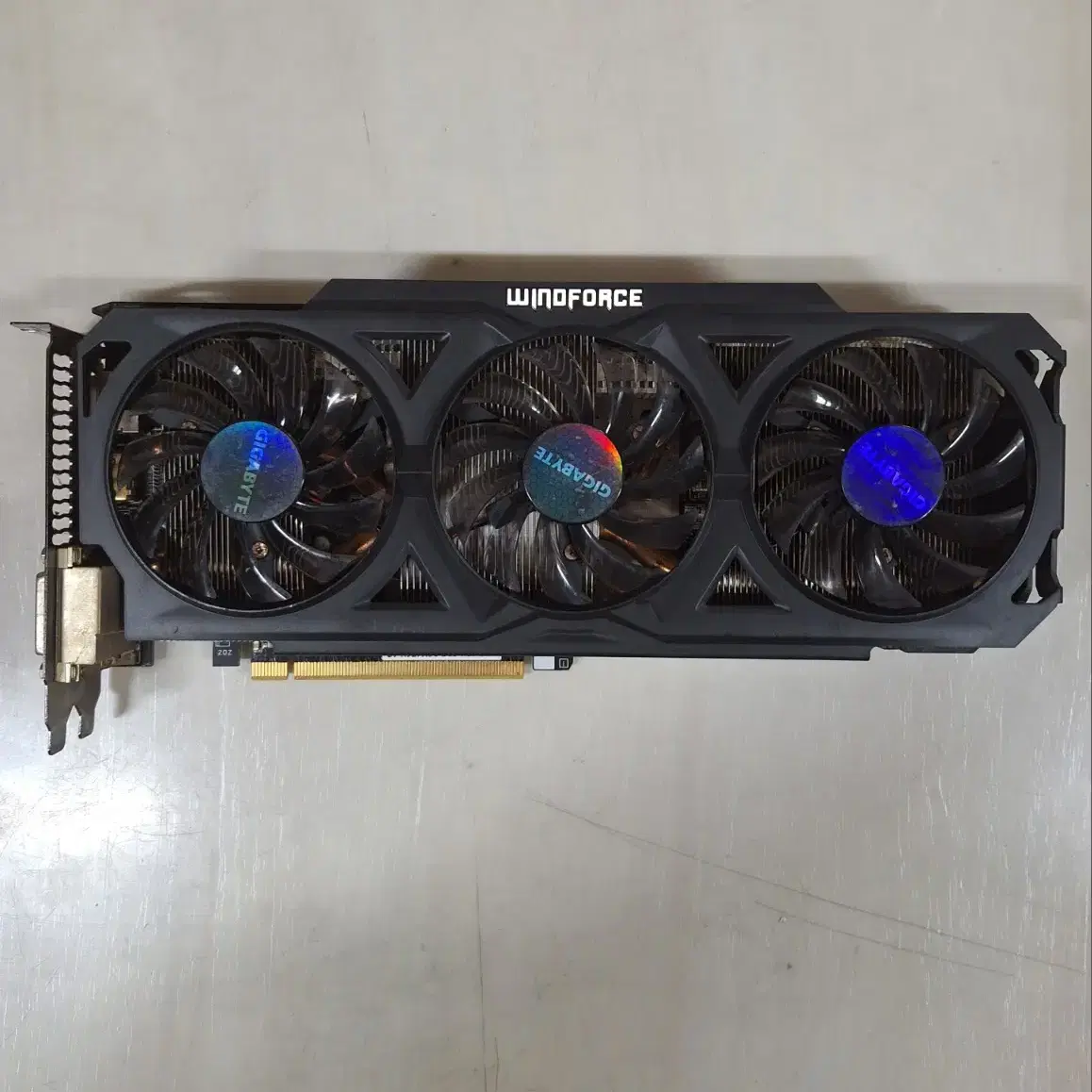 컴퓨터 그래픽카드 기가바이트 GV-R9 270X 2기가(3팬)