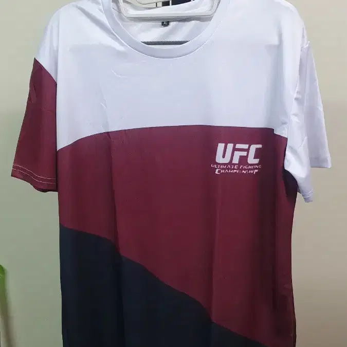 새상품)UFC 파이트 삼색 폴리 반팔티셔츠 XL