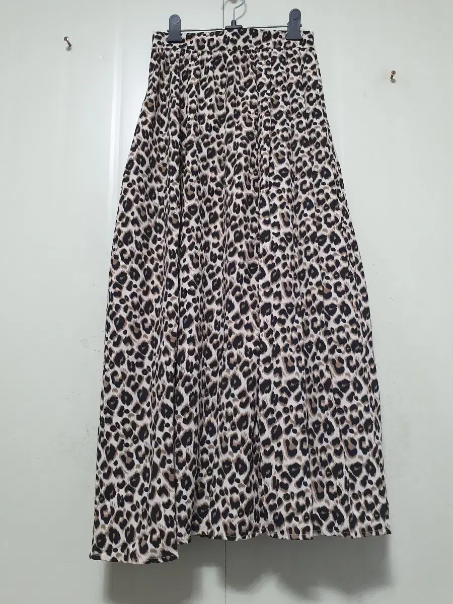 Special Offer) N4125 Japan. Leopard-print long skirt. Leopard