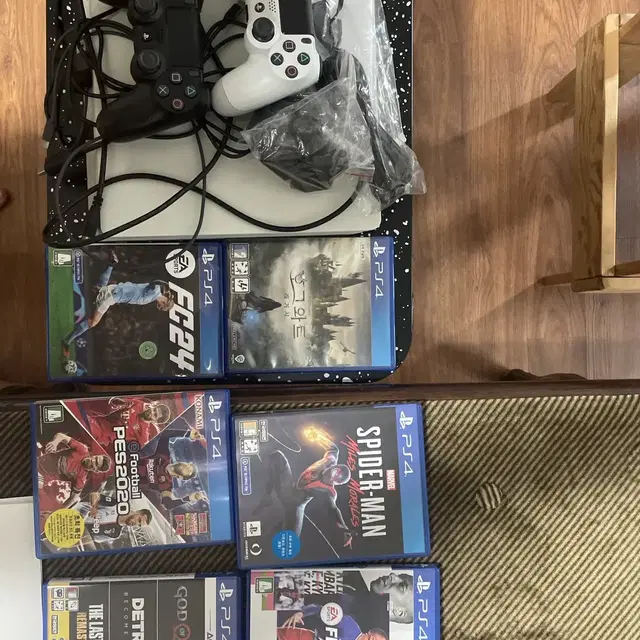 PS4 + 조이스틱2개 + 6개 CD 6종