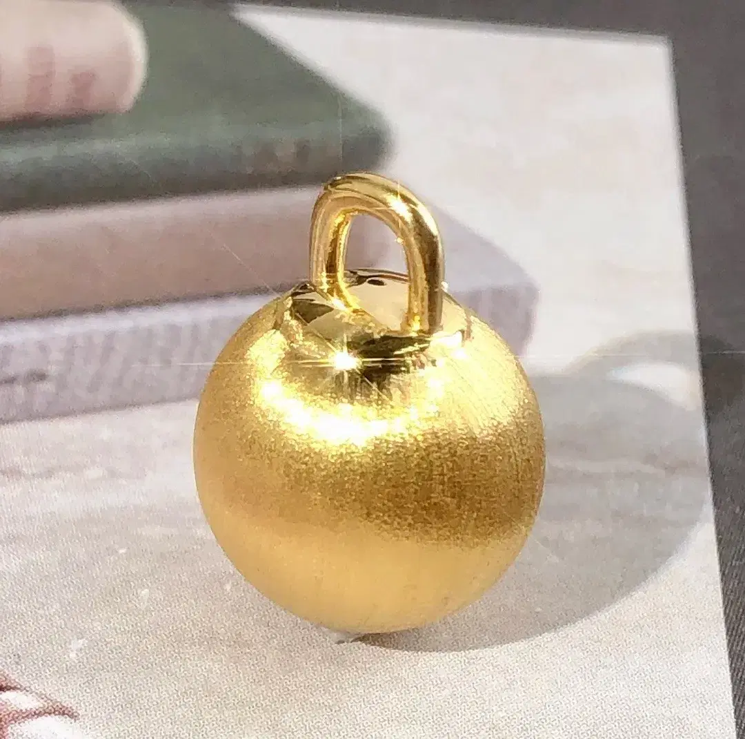 18k modern ball-shaped pendant