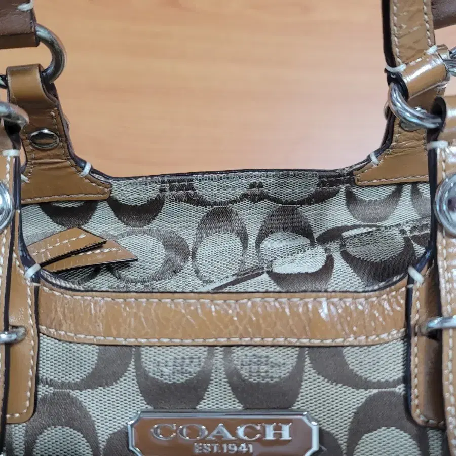 COACH 코치 로고스터드징 포인트 토트백