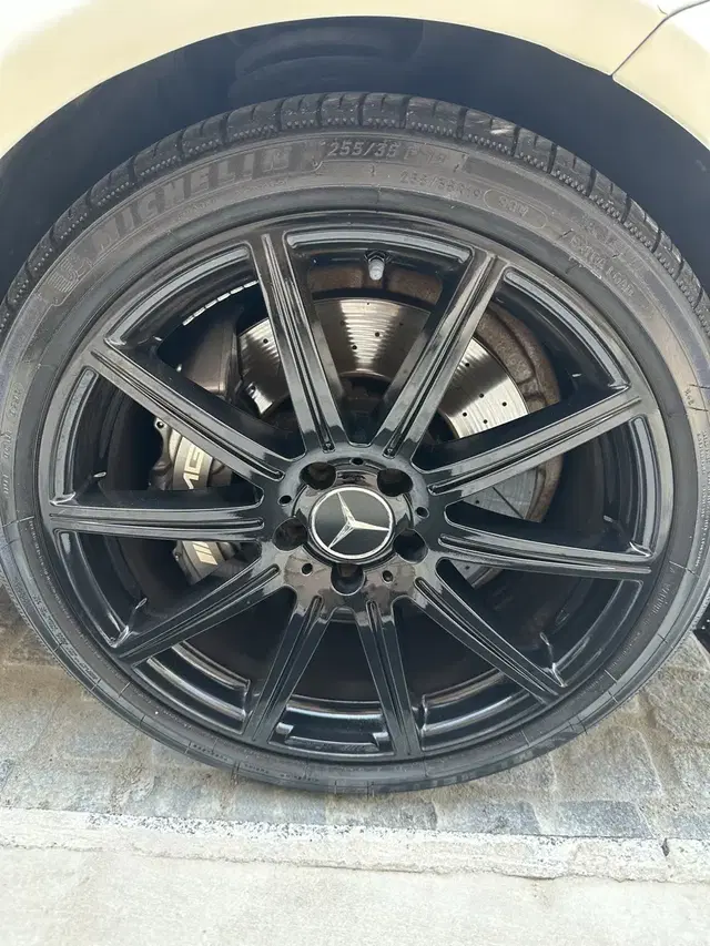 W218 cls63amg 후기형 순정휠타 판매합니다.