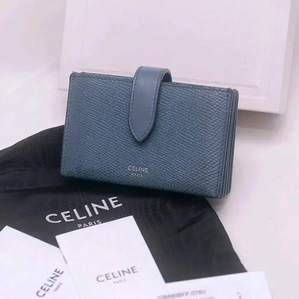 셀린느 (CELINE) 스트랩 아코디언 카드 컴팩트지갑