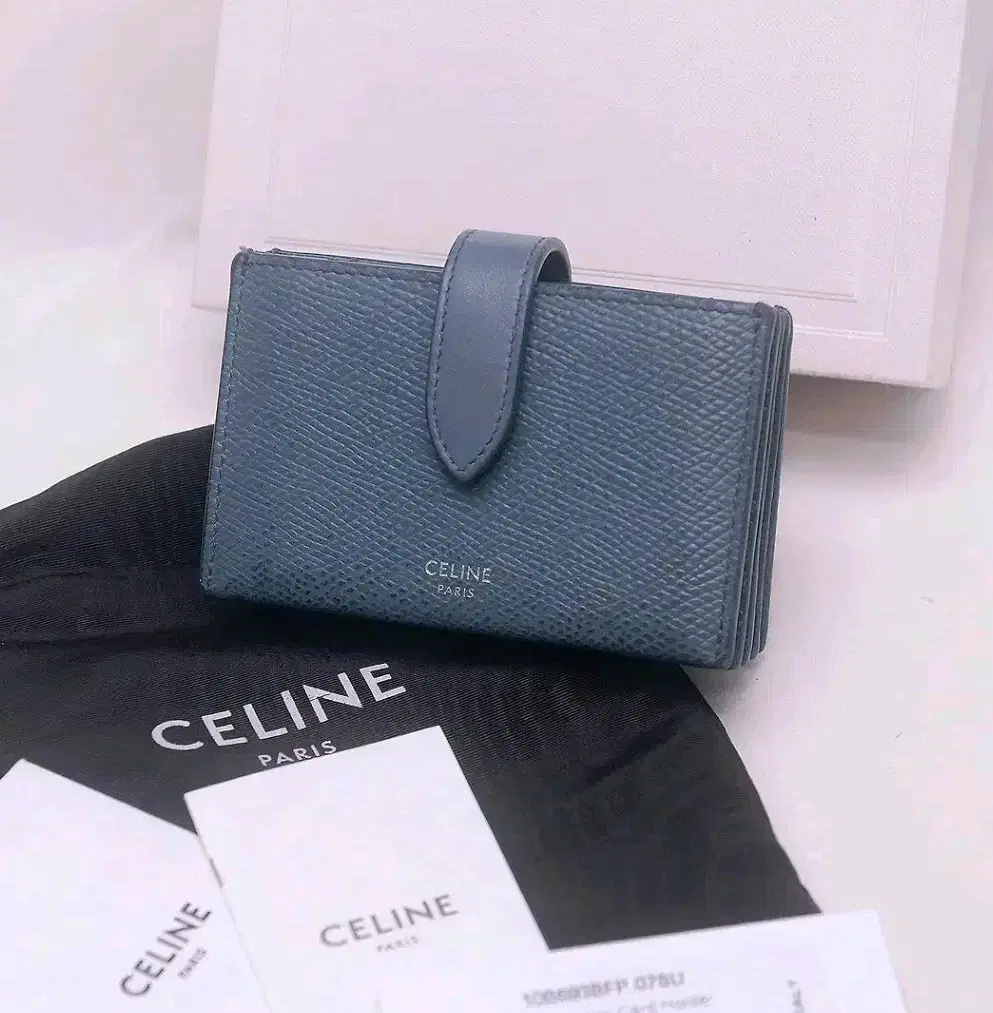 셀린느 (CELINE) 스트랩 아코디언 카드 컴팩트지갑