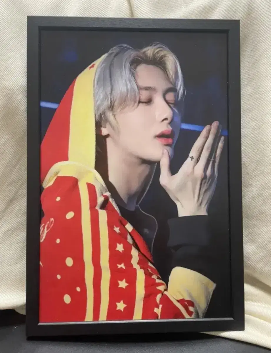 Monsta x hyungwon sells picture frames