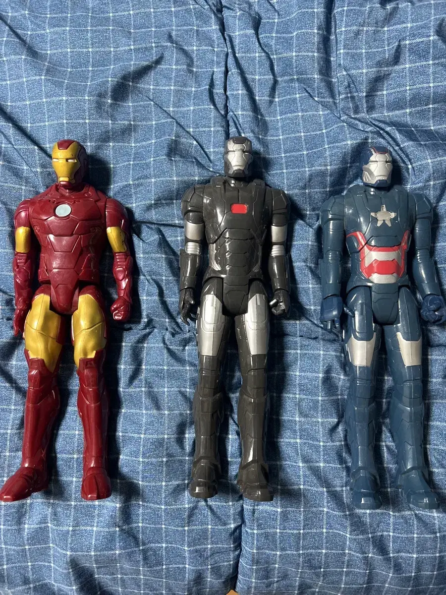 3 Iron Man figures