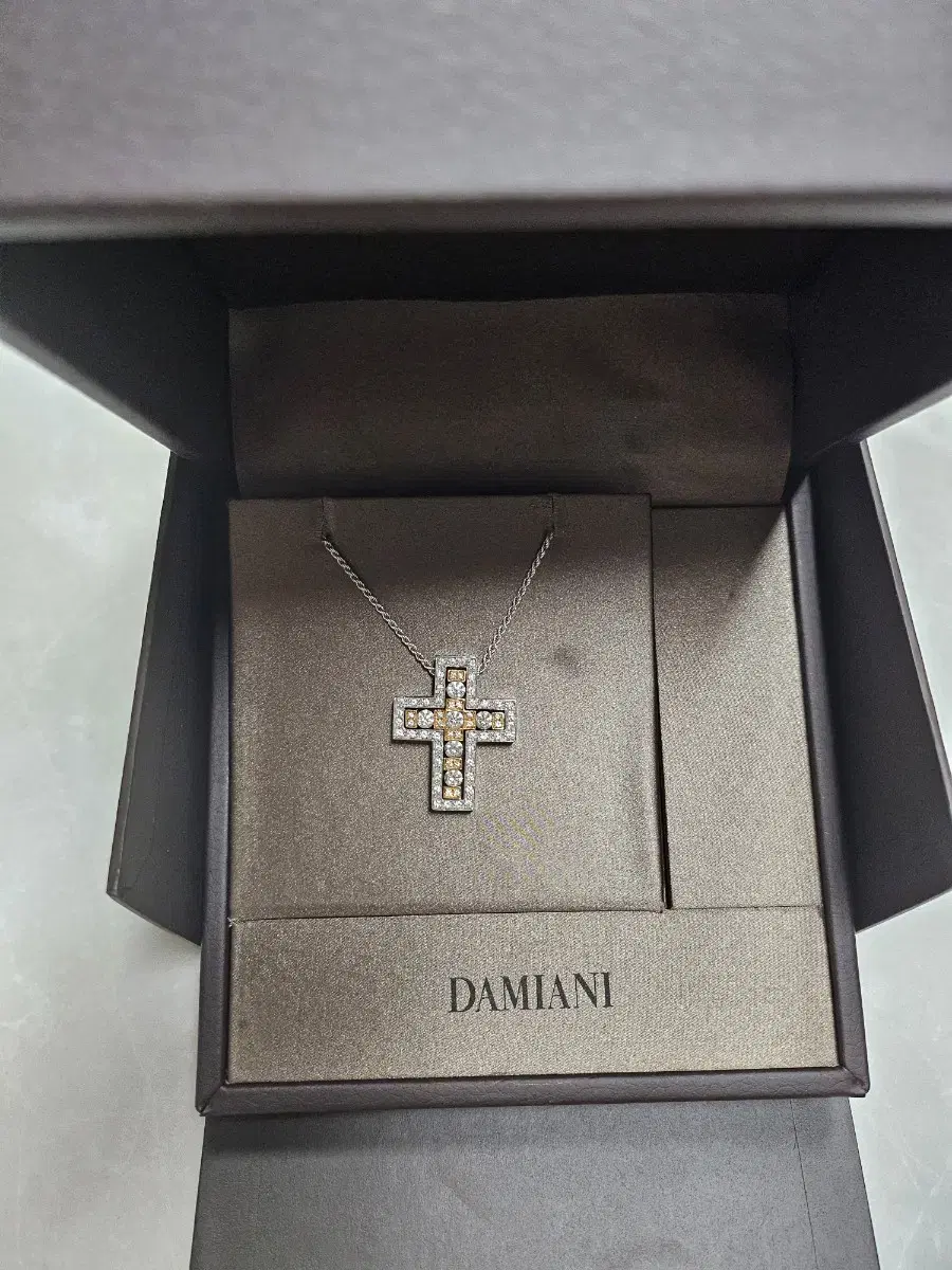 Selling a genuine extended length damiani belle fork size L.