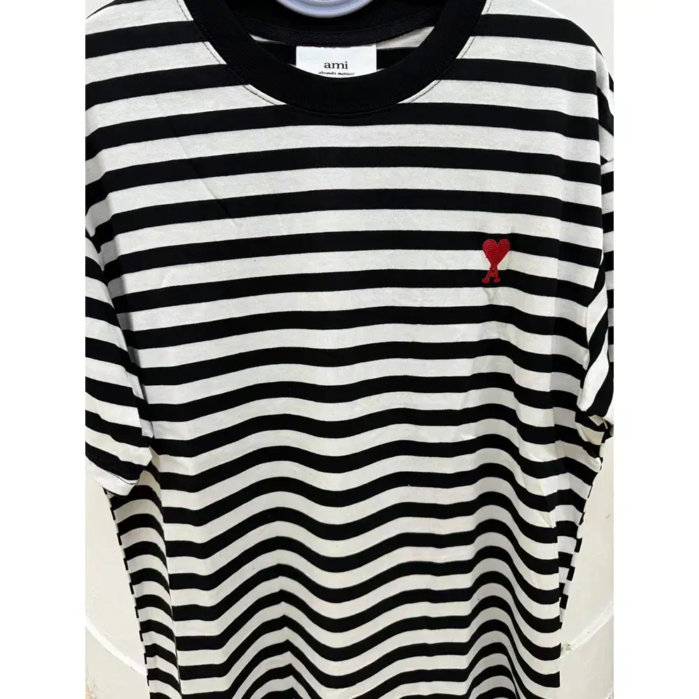 {New Product}ami AMI Striped Short-Sleeved T-Shirt Small Logo Black and White Unisex