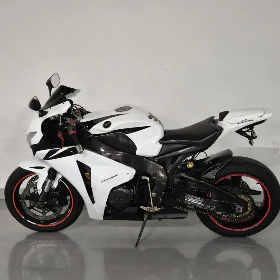 CBR1000RR 화이트 2008년식 판매합니다.