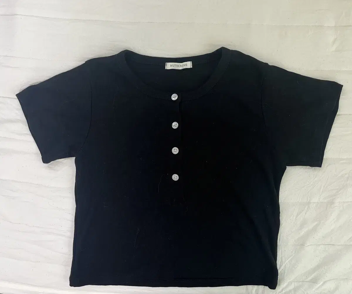 뮤트크레메 Button crop tee black