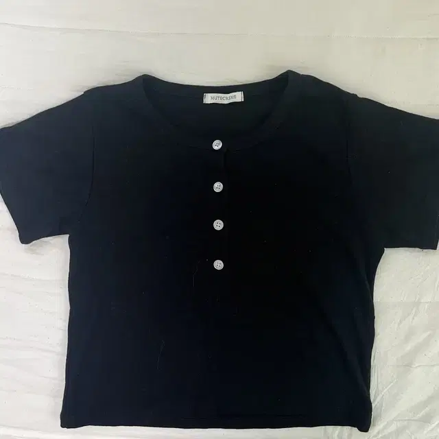 뮤트크레메 Button crop tee black