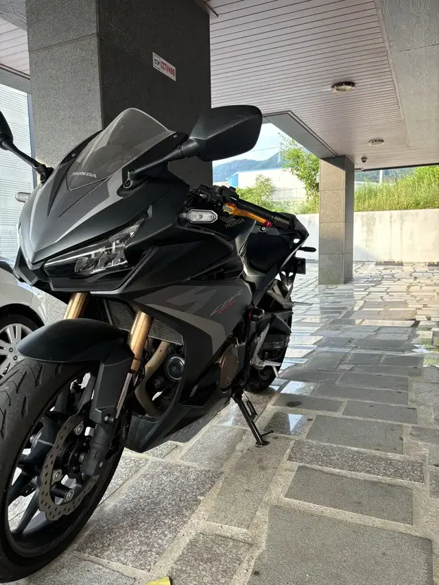 가격낮춤) 23년식 cbr500r 신차급 판매합니다.