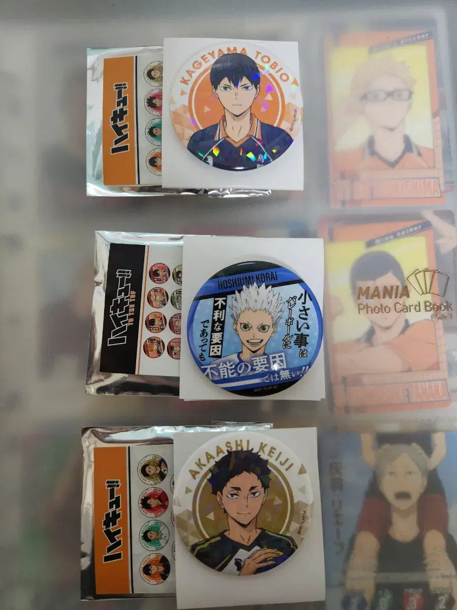 Badges such as Haikyuu, Toriben, Spinning Spell, BLUELOCK, One Punch Man, Demon Slayer, etc.