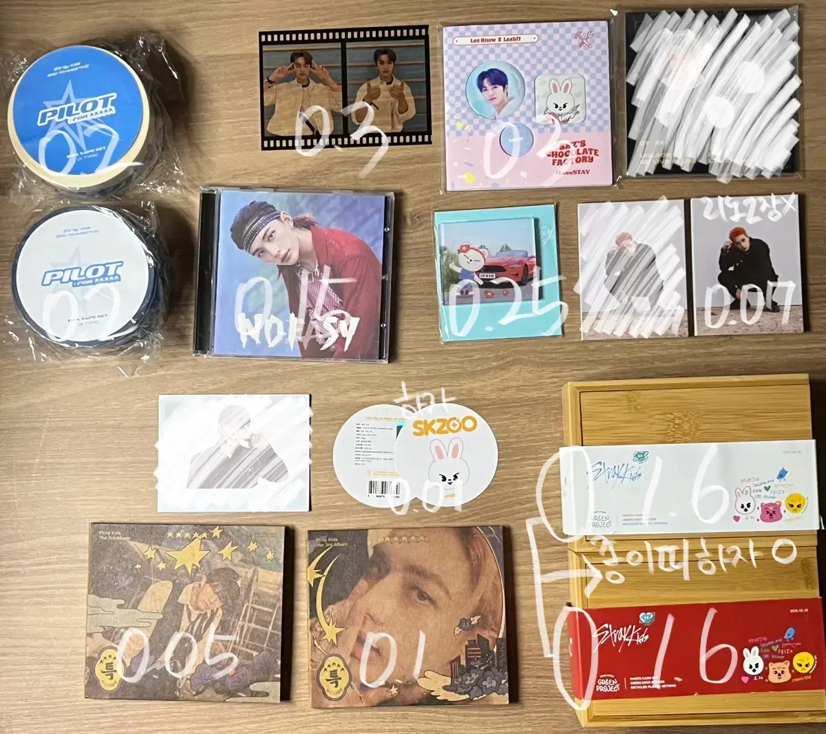 Lee Know SKZ-X Online fanmeeting Onda Fan Pinburton Unit Organization seasons greetings Badges