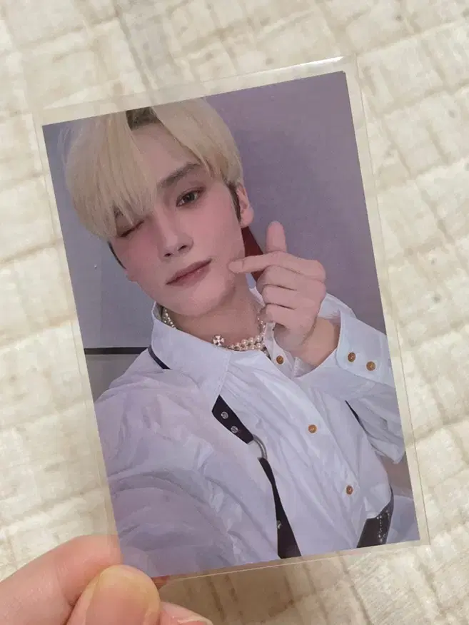 Source) txt Sumikon Angkorn Moa Zone hueningkai photocard WTS