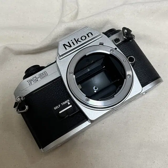 니콘 필름카메라 경량모델 nikon fg -20 바디 (렌즈 별도게시물)