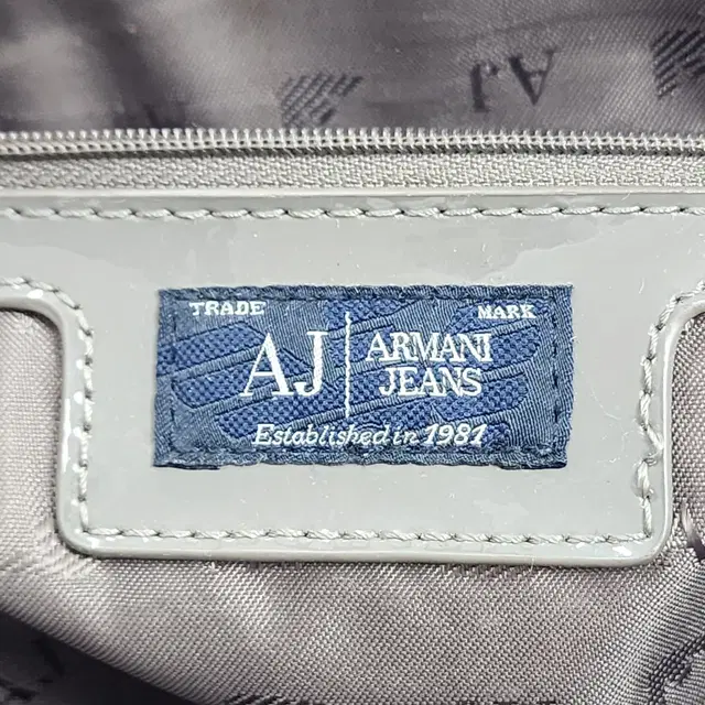 ARMANI JEANS 아르마니진 가방 차콜페이던트 빅로고 백