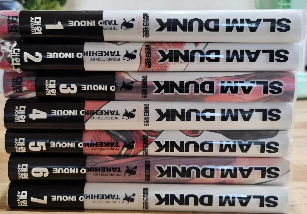 Sells SLAM DUNK Complete Edition Premium Volumes 1-7.