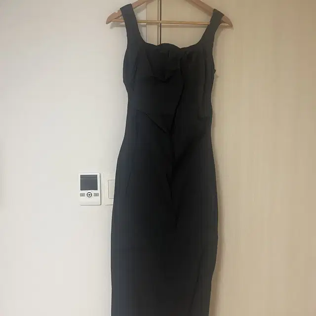 렉토 물결 넥 원피스 (GATHERED CURVED NECK DRESS)