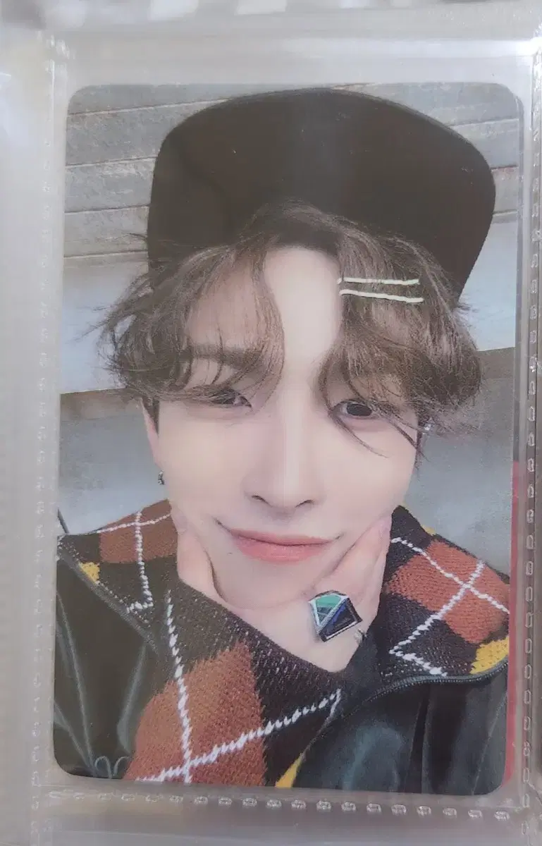 ateez hongjoong with muu photocard