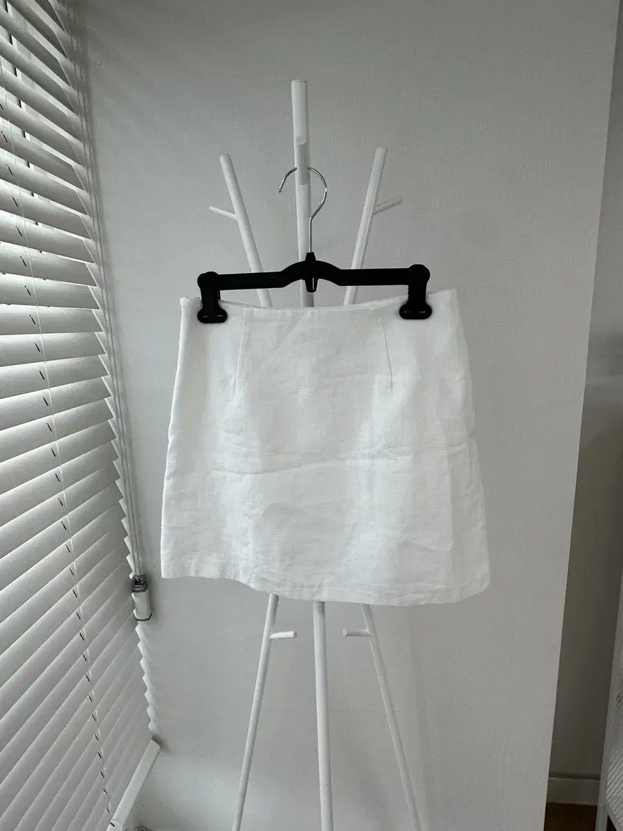 FromDayOne linen skirt in white