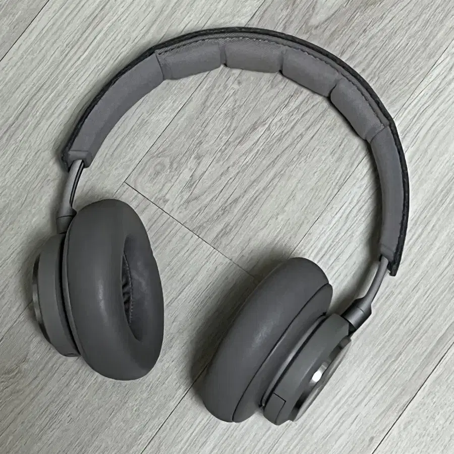 뱅앤올룹슨 BeoPlay H7