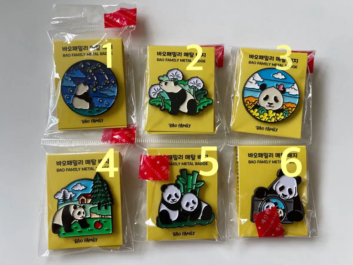 (List Price)6 Fubao Bao Family Metal Badges