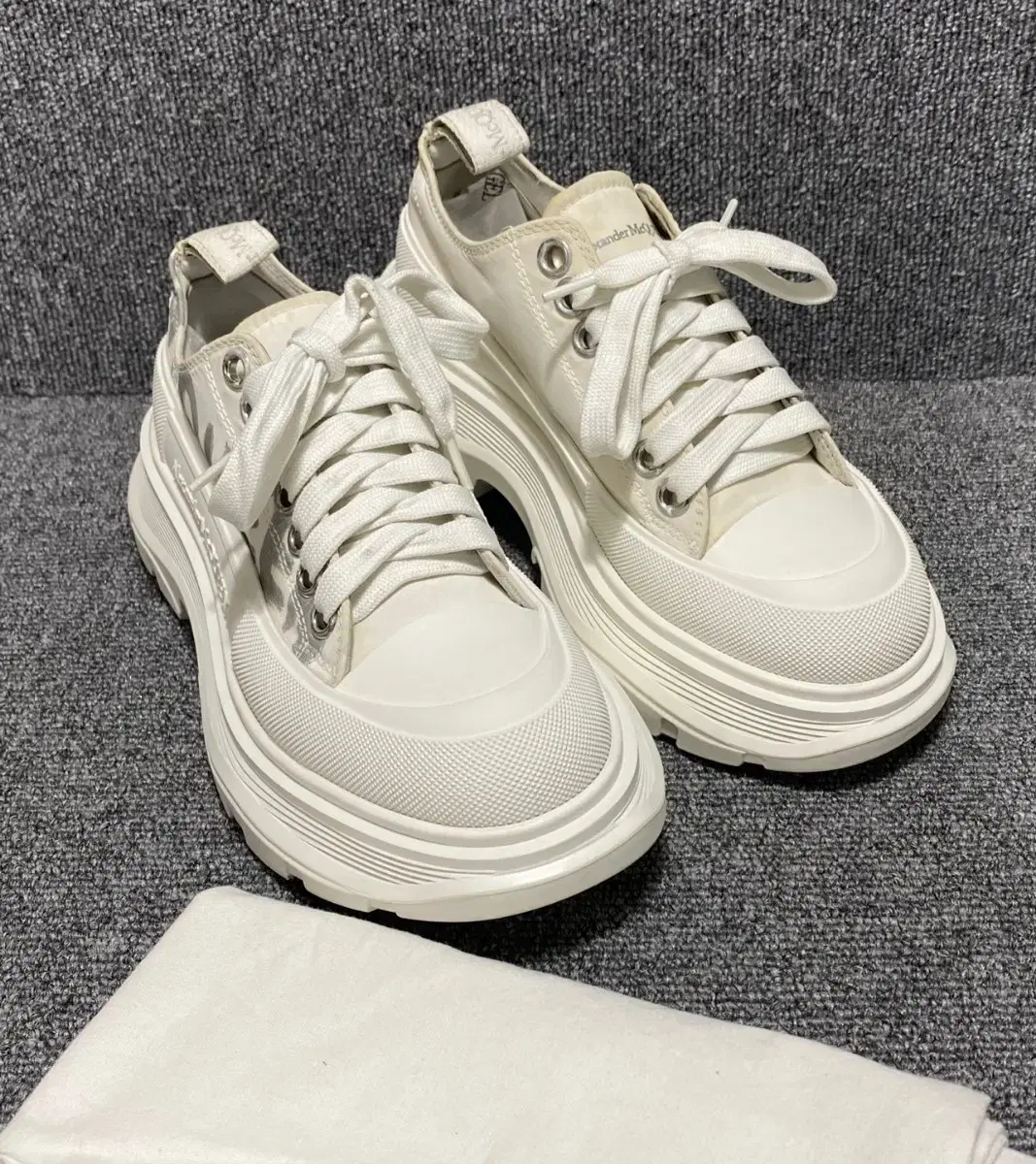 Alexander McQueen sneakers (220 )