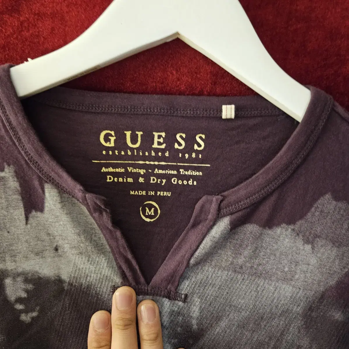 GUESS Authentic Vintage 컬렉션 브이넥 티셔츠 M