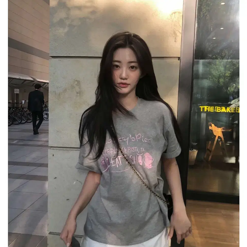 zaenio 제니오 gray and pink tee