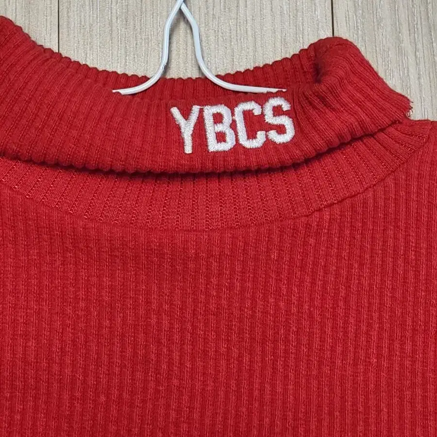 YBCS 레드 골지 폴라 크롭티