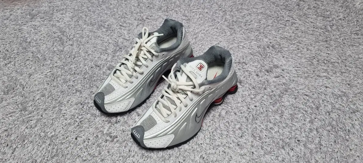 Nike Shox R4 Comet Red Metallic Silver 230