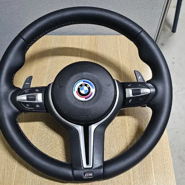 Bmw F30 3시리즈 탈착한 M3 스타일 핸들 팝니다