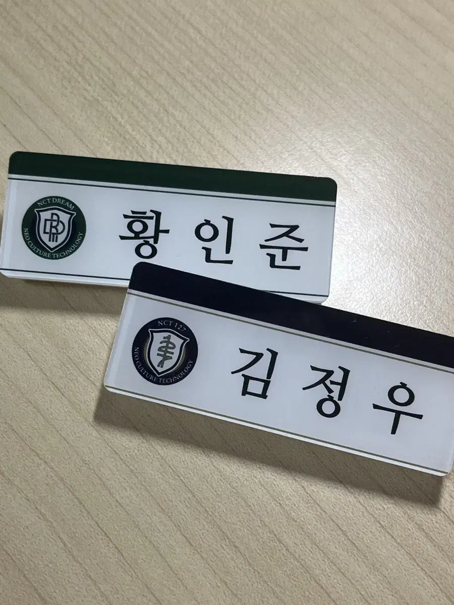 NCT renjun jungwoo WTS the name badge.