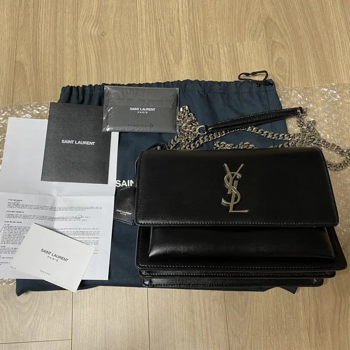 Saint Laurent Bag Medium sells.