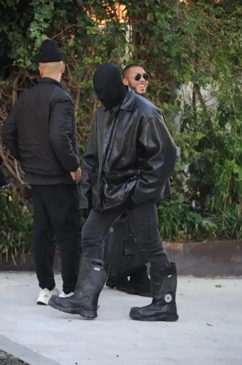 (Mens 9)Black diamonds kanye worn fire boots