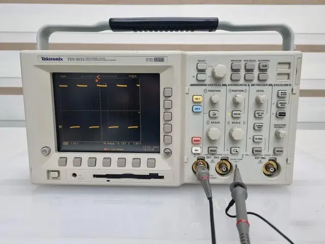 텍트로닉스 TDS 3032 300MHz 2.5GS/s DP 오실로스코프.