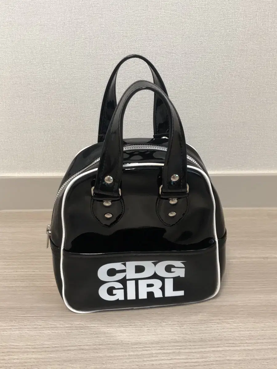 cdggirl 꼼데걸 에나멜 토트백