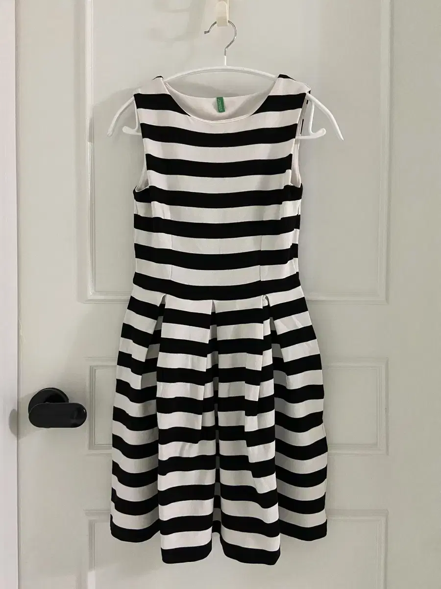 VENETTON Black and white dangara flared ONEPIECE. Voluminous skirt. Voluminous ONEPIECE. Nasi Dangara Dress