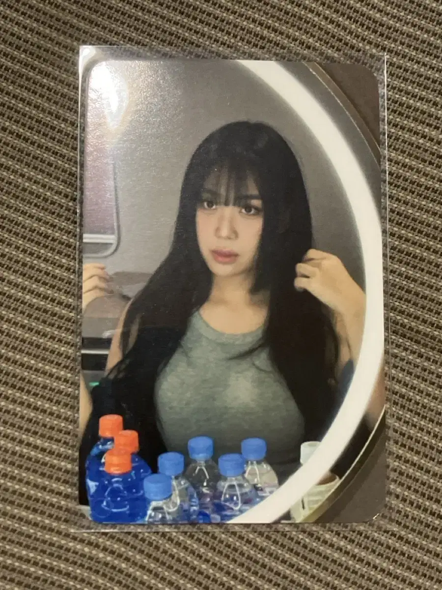 Youngji Lee pop up sells beaded bracelets photocard 