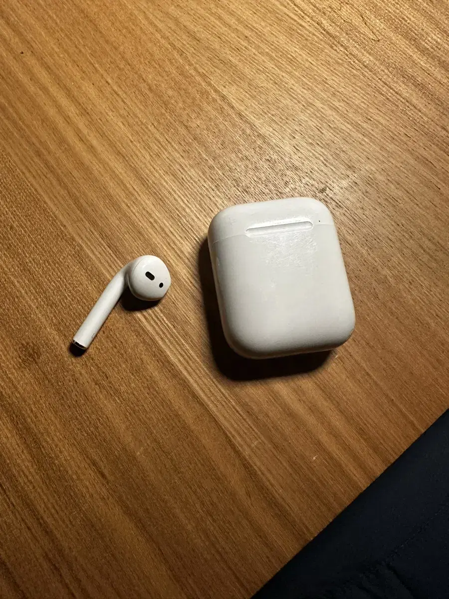 AirPods 1 body, left