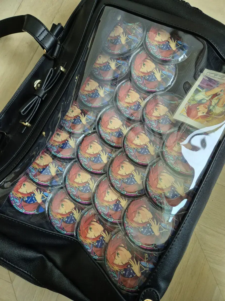 I'm selling my Uta Ita bag. I'll give you a lot