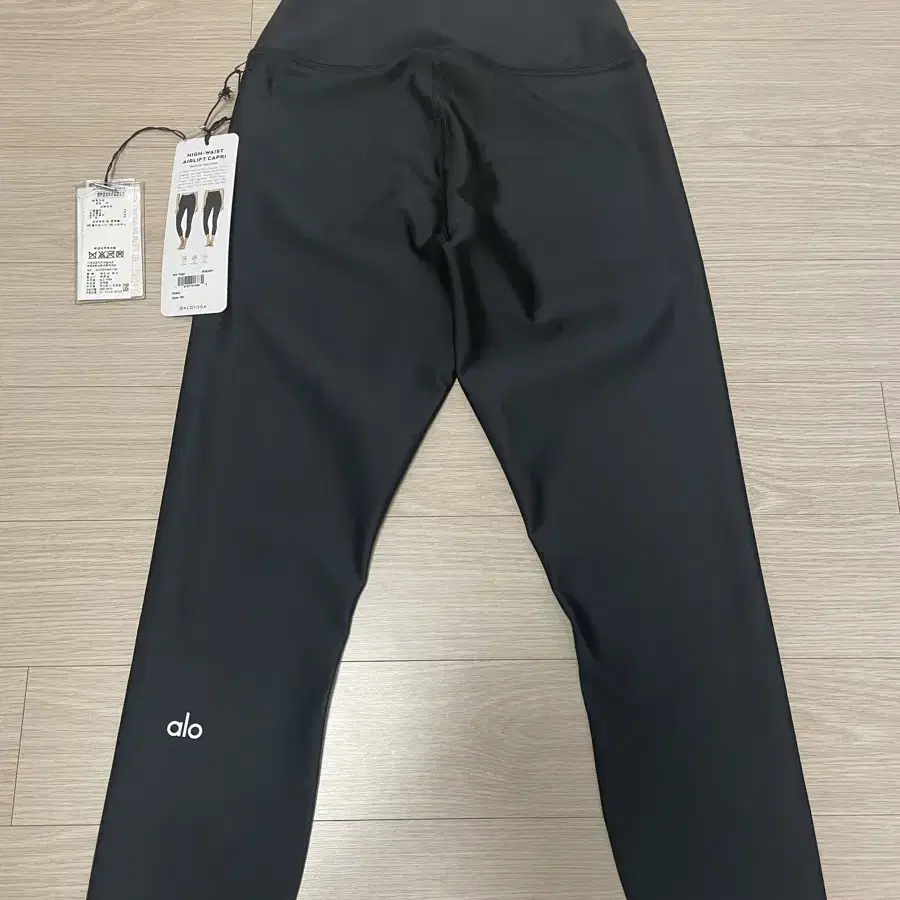 Alo yoga 알로 high-waist airlift capri 레깅스