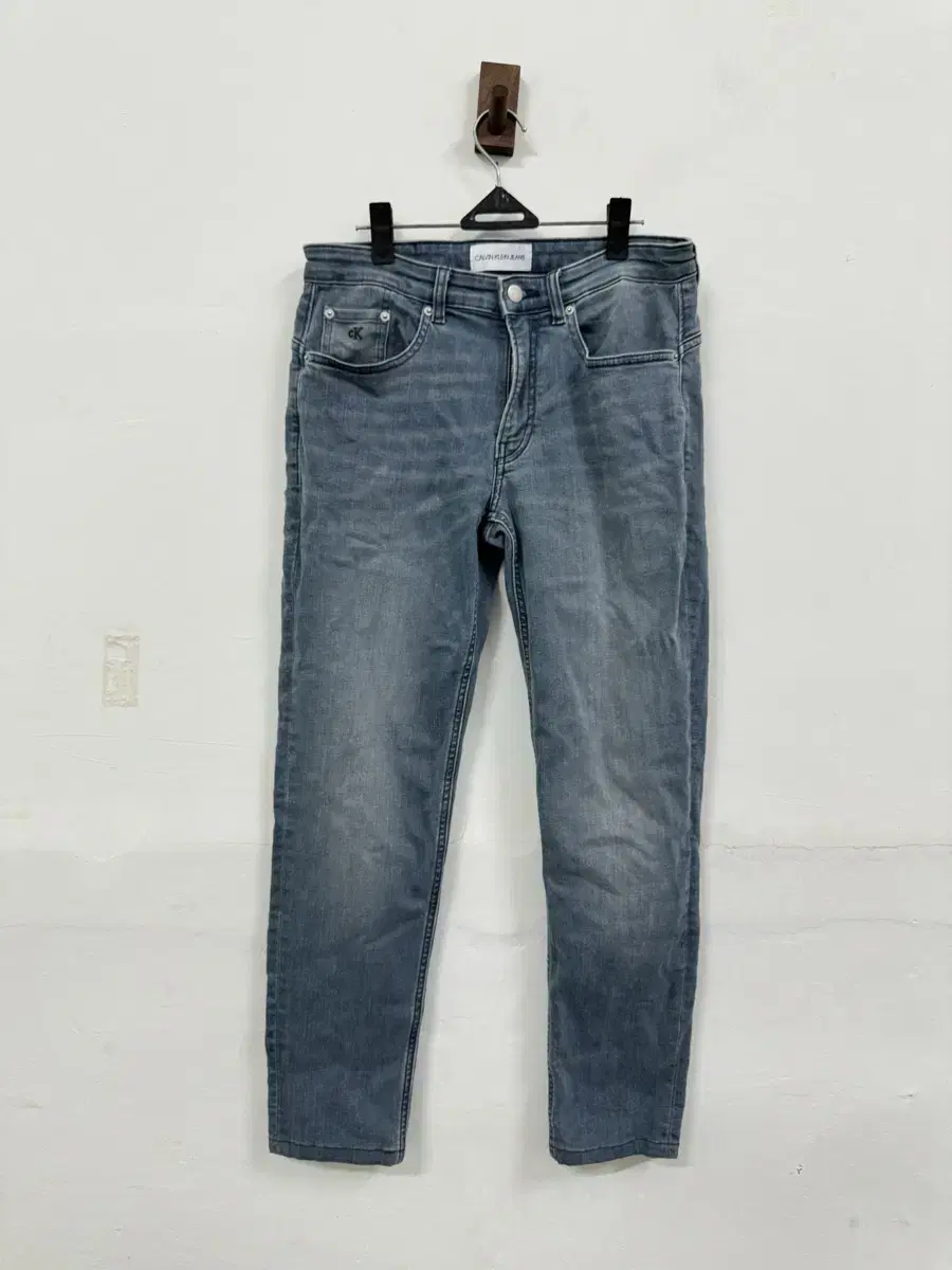 (29)Calvin Klein Body Tapered Fit Jeans