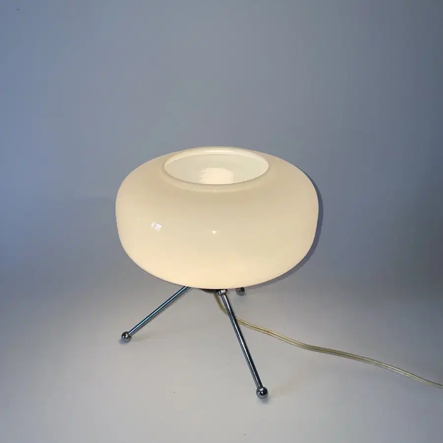 090 / Vintage UFO Tripod table lamp