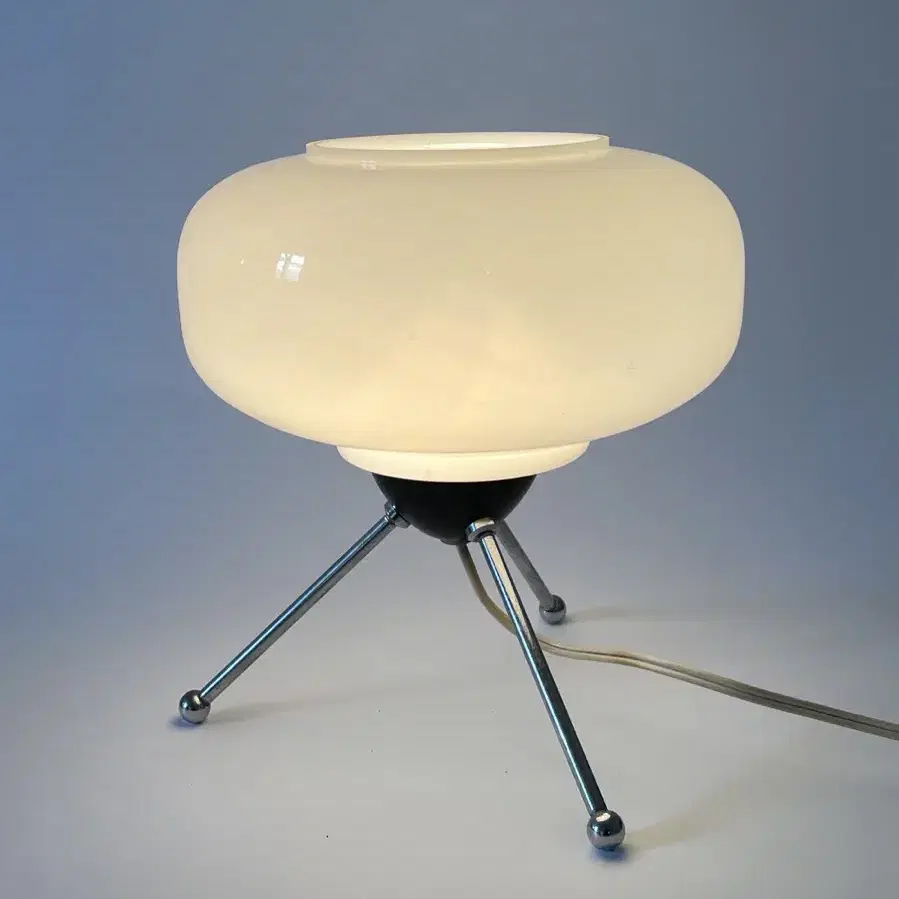 090 / Vintage UFO Tripod table lamp